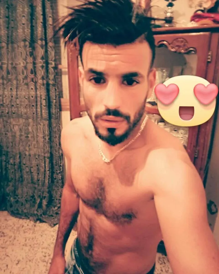 Homme européen torse nu, assis sur un canapé, main dans les cheveux, regardant vers le haut