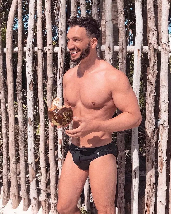 Homme européen torse nu, se tenant debout, regardant vers le bas, lumière naturelle