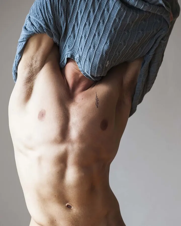 Homme européen torse nu, se tenant debout, regardant vers le côté, lumière naturelle